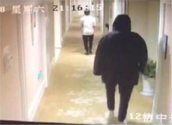 胡一天被爆酒店夜会高挑美女,工作人员回应