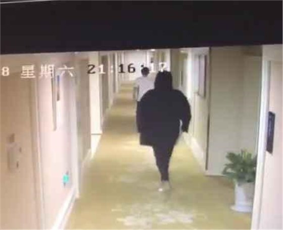胡一天被爆酒店夜会高挑美女,工作人员回应
