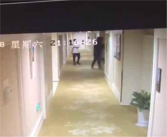 胡一天被爆酒店夜会高挑美女,工作人员回应